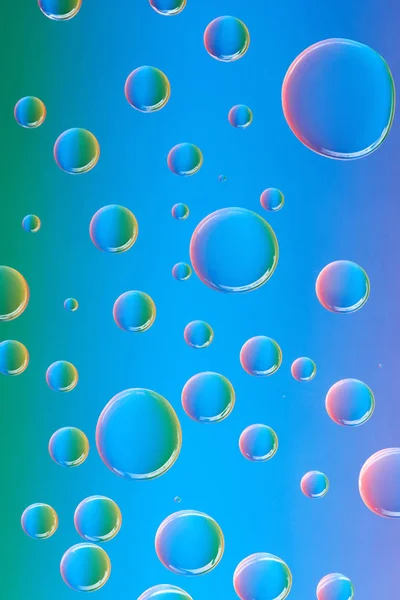 Vista de cerca de hermosas gotas de agua transparentes tranquilas sobre fondo abstracto - foto de stock