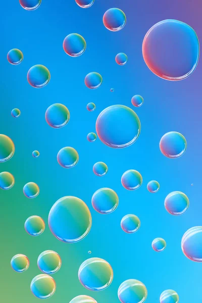 Vista close-up de belas gotas transparentes calmas em fundo abstrato brilhante — Fotografia de Stock