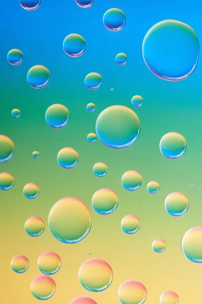 Vista de cerca de hermosas gotas de agua transparentes sobre fondo abstracto - foto de stock