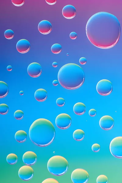 Vista close-up de belas gotas de água transparentes calmas em fundo abstrato brilhante — Fotografia de Stock