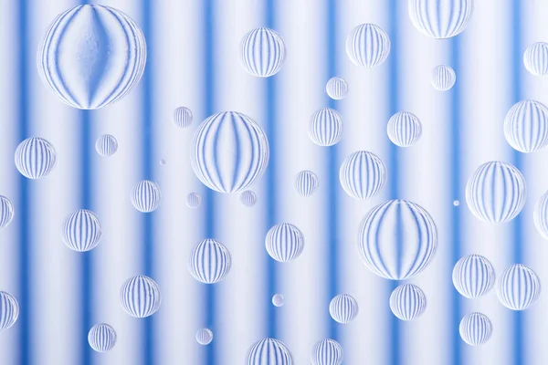 Vista de cerca de gotas de agua transparentes sobre fondo blanco y azul rayado — Stock Photo