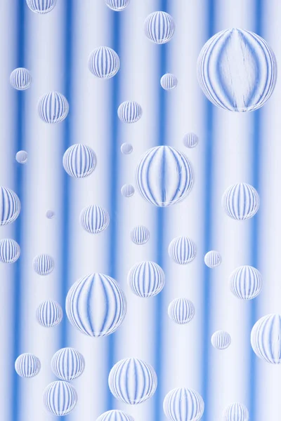 Красивые прозрачные капли воды на полосатом белом и синем фоне — стоковое фото