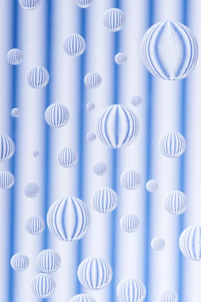 Hermosas gotas de agua transparentes sobre fondo blanco y azul rayado — Stock Photo
