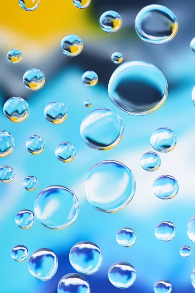 Close-up vista de belas gotas de água limpa calma sobre luz desfocada fundo — Fotografia de Stock