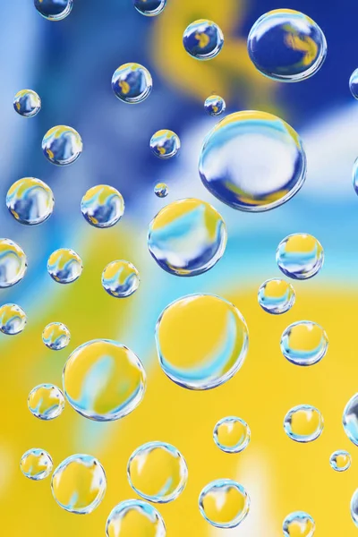 Bela calma gotas de água limpa no fundo embaçado brilhante — Fotografia de Stock