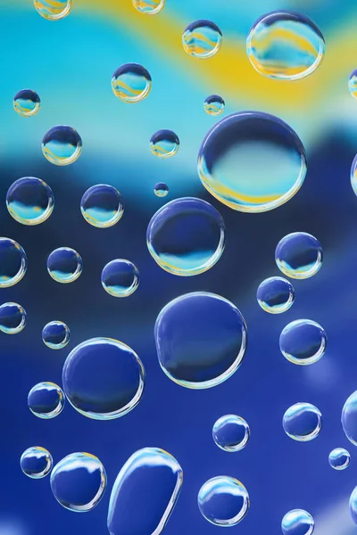 Vista de cerca de gotas de rocío calma hermosa sobre fondo abstracto borroso - foto de stock