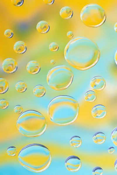 Hermosas gotas de agua limpia sobre fondo abstracto borroso brillante - foto de stock