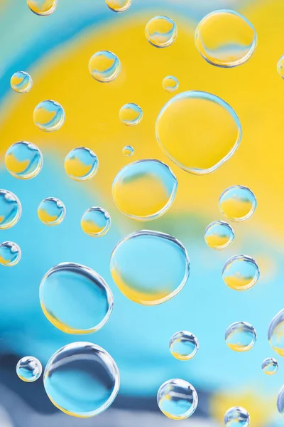 Hermosa calma gotas de agua limpia sobre fondo abstracto borroso brillante — Stock Photo