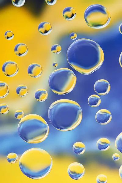 Hermosa calma gotas de agua limpia sobre fondo borroso brillante — Stock Photo
