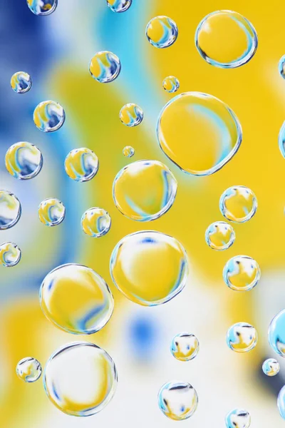 Vue rapprochée de belles gouttes d'eau calme sur fond abstrait lumineux flou — Photo de stock