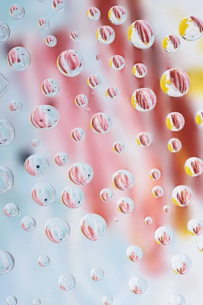 Hermosas gotas de agua transparentes sobre fondo abstracto borroso — Stock Photo
