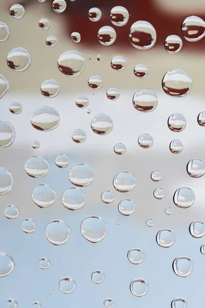 Vista de cerca de gotas de rocío transparentes hermosas sobre fondo abstracto borroso - foto de stock