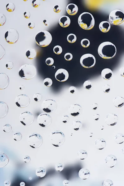 Vista de cerca de hermosas gotas transparentes sobre fondo abstracto borroso - foto de stock