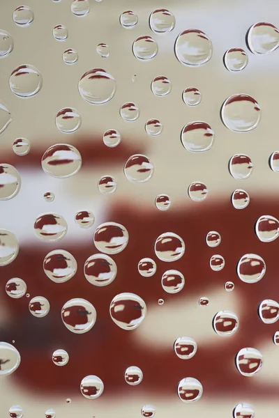 Vista de cerca de hermosas gotas transparentes sobre fondo abstracto borroso - foto de stock