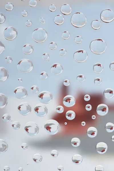 Vista close-up de belas gotas de água limpa em fundo abstrato — Fotografia de Stock