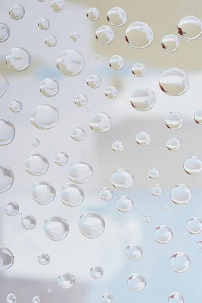 Hermosas gotas de lluvia transparentes sobre fondo abstracto borroso — Stock Photo