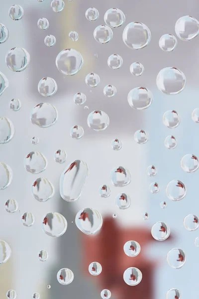 Schöne transparente Wassertropfen auf verschwommenem abstrakten Hintergrund — Stockfoto