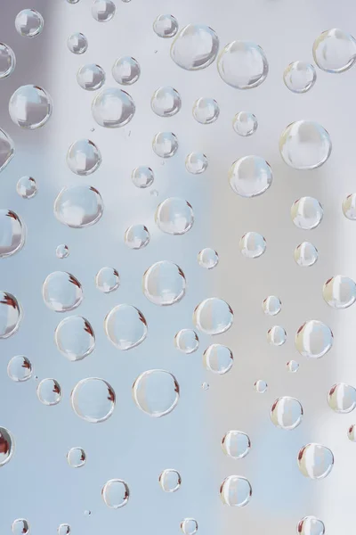 Vista de cerca de gotas de rocío transparentes hermosas sobre fondo abstracto borroso - foto de stock