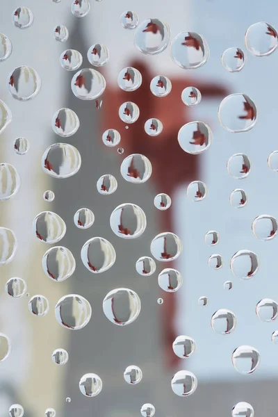 Vista de cerca de hermosas gotas transparentes sobre fondo abstracto borroso - foto de stock