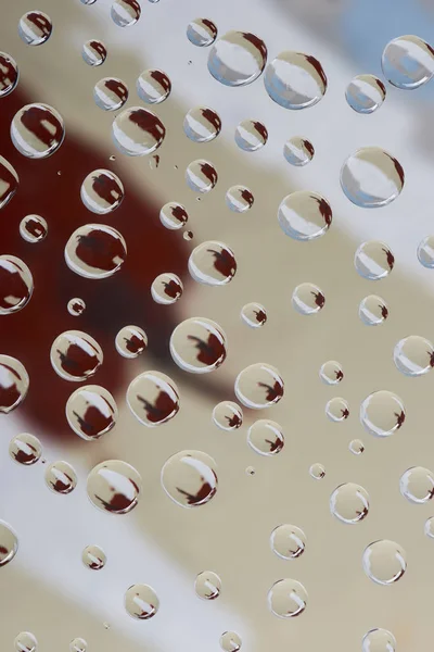 Крупный план прозрачных капель воды на размытом абстрактном фоне — стоковое фото