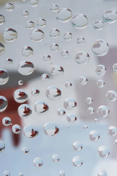 Vista de cerca de gotas de lluvia transparentes sobre fondo abstracto gris - foto de stock
