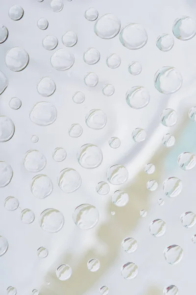 Vue rapprochée de gouttes d'eau transparentes sur fond abstrait gris — Photo de stock