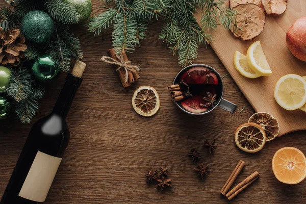 Vista superior de la taza de vino caliente y frutas en la mesa de madera, concepto de Navidad - foto de stock
