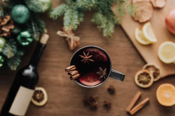 Top view of cup of homemade mulled wine with cinnamon sticks on wooden tabletop, christmas concept — Stock Photo