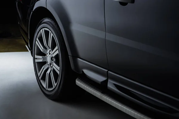Close up view luxo brilhando automóvel preto no fundo escuro — Fotografia de Stock