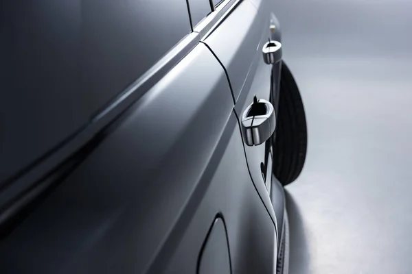 Крупним планом чорний розкішний автомобіль на сірому фоні — стокове фото