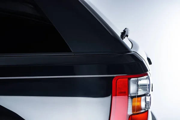 Vista de perto das lâmpadas da cabeça automotiva de luxo carro preto sobre fundo cinza — Fotografia de Stock