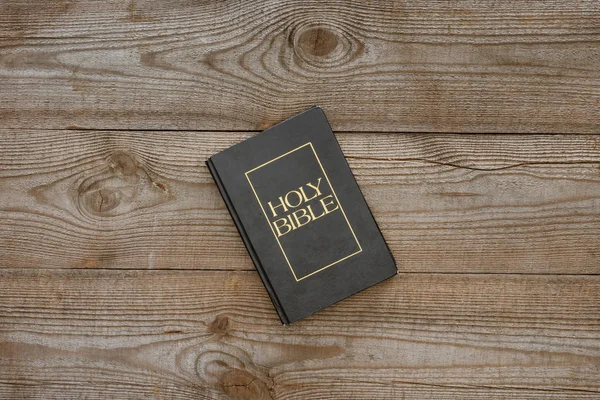 Vue de dessus de la bible sainte sur dessus de table rustique en bois — Photo de stock