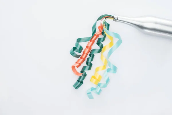 Vue du dessus de la bouteille avec des rubans colorés isolés sur blanc — Photo de stock