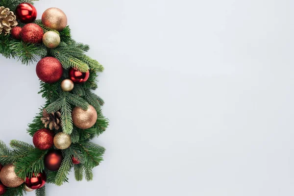 Vue de dessus de couronne festive décorative avec des jouets de Noël rouges et dorés isolés sur blanc — Stock Photo