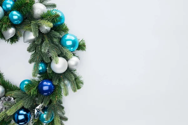 Vista superior de la corona festiva decorativa con juguetes de Navidad azules y plateados aislados en blanco — Stock Photo