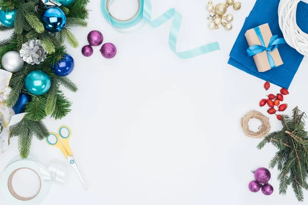 Vue de dessus des décorations et ciseaux de couronne de Noël faits à la main isolés sur blanc — Photo de stock