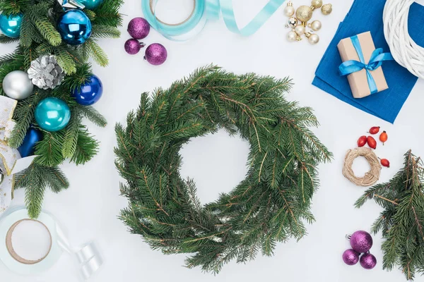 Blick von oben auf handgefertigte Weihnachtskranzdekorationen und Bänder isoliert auf weiß — Stockfoto