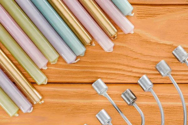 Flat lay com menorah judaica tradicional com velas coloridas na mesa de madeira, conceito de férias hannukah — Fotografia de Stock