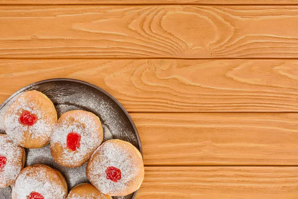 Draufsicht auf süße Donuts auf Holztischplatte, hannukah-Feier-Konzept — Stockfoto