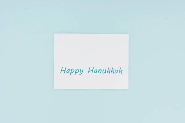 Vista superior de la tarjeta feliz hannukah aislado en azul, concepto hannukah - foto de stock