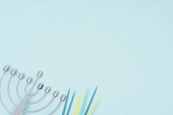 Vista dall'alto di menorah e candele isolate sul blu, concetto di celebrazione hannukah — Foto stock