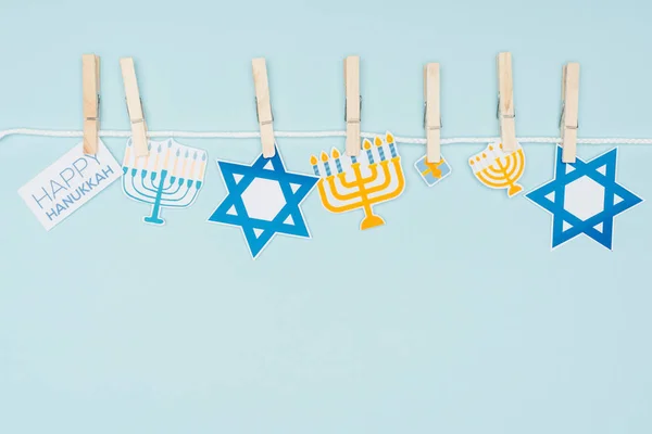 Ansicht von hannukah Urlaub Papierschilder an Seil gebunden isoliert auf blau, hannukah Konzept — Stockfoto