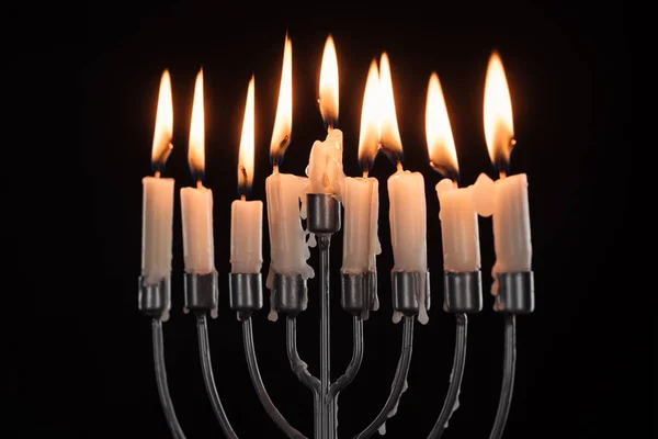 Vista da vicino della menorah con candele per la celebrazione delle vacanze hannukah isolato su nero, concetto di hannukah — Foto stock