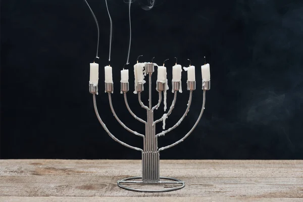 Vue rapprochée de menorah avec des bougies pour la célébration des vacances hannukah sur la surface en bois isolé sur noir, concept hannukah — Photo de stock