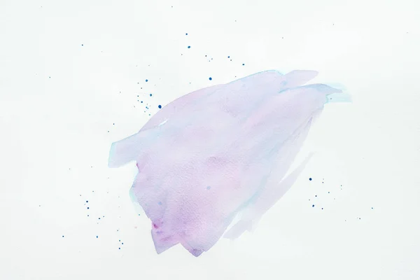 Trait d'aquarelle abstrait violet et bleu avec des taches sur papier blanc — Photo de stock