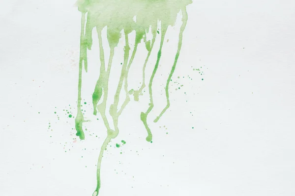 Abstrakte grüne Aquarellflecken und Spritzer auf weißem Papier — Stockfoto