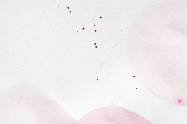 Fondo abstracto con pintura de acuarela rosa claro sobre papel blanco - foto de stock