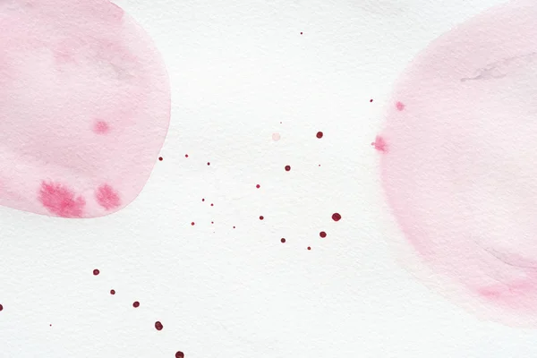 Абстрактный фон с светло-розовой акварелью и брызгами — стоковое фото