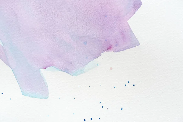 Pintura abstrato violeta e azul aquarela em papel branco com salpicos — Fotografia de Stock