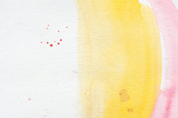 Touches de peinture rose et jaune avec éclaboussures rouges sur fond de papier blanc — Photo de stock